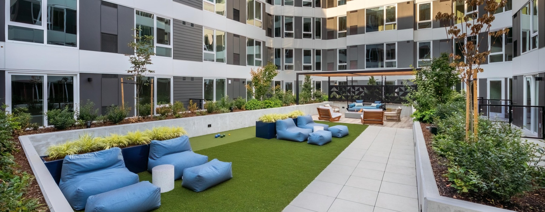 Courtyard with lounge areas at Broadstone Riva luxury apartments for rent in Vancouver, WA